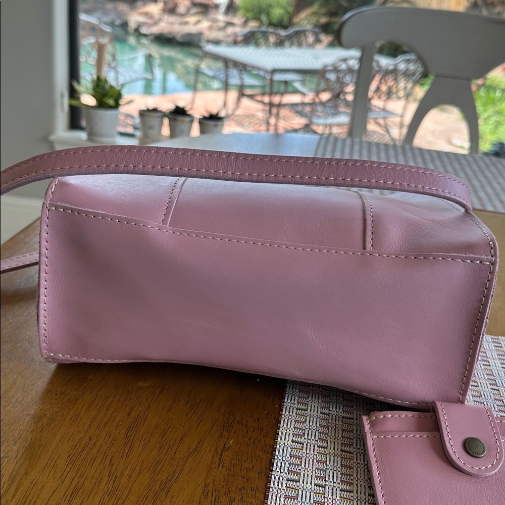 Adorable pink Portland, leather goods, Crossbody tote. Great for any season. - Picture 8 of 11